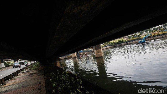 Maksimalkan Daya Tampung Air, Lumpur di Waduk Grogol Dikeruk Lumpur di Waduk Grogol dikeruk petugas. Pengerukan dilakukan untuk menambah daya tampung air saat musim hujan.