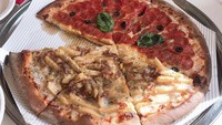 Sesekali ia juga mengunggah foto makanan. Kali ini berupa pizza yang dicicipinya saat tengah syuting drama. Foto: Instagram hyun.joo_lee
