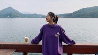 Menikmati pemandangan gunung dan laut paling enak ditemani secangkir minuman hangat. Sepertinya Hyunjoo sangat bersyukur akan momen ini ya! Foto: Instagram hyun.joo_lee
