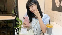 Nongkrong di kafe, Hyunjoo sempatkan foto dengan pose cute. Supaya makin lengkap, ia ditemani segelas minuman menyegarkan. Foto: Instagram hyun.joo_lee