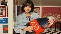 Penyanyi dan aktris 23 tahun ini cukup aktif di Instagram. Ia sering memamerkan momen seru seperti ketika mampir ke kafe tema Coca-Cola ini. Foto: Instagram hyun.joo_lee