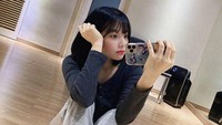 Meski hengkangnya Hyunjoo dari APRIL sudah berlangsung lama, namun isu alasan di baliknya kembali mencuat. Pasalnya seseorang yang mengaku sebagai adiknya mengungkap kalau Hyunjoo keluar karena dirisak member lain. Foto: Instagram hyun.joo_lee