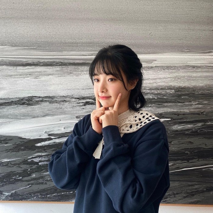 Manisnya Hyunjoo Eks APRIL Saat Makan Pizza dan Nongkrong di Kafe Manisnya Hyunjoo Eks APRIL Saat Makan Pizza dan Nongkrong di Kafe