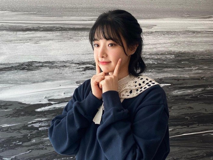 Manisnya Hyunjoo Eks APRIL Saat Makan Pizza dan Nongkrong di Kafe