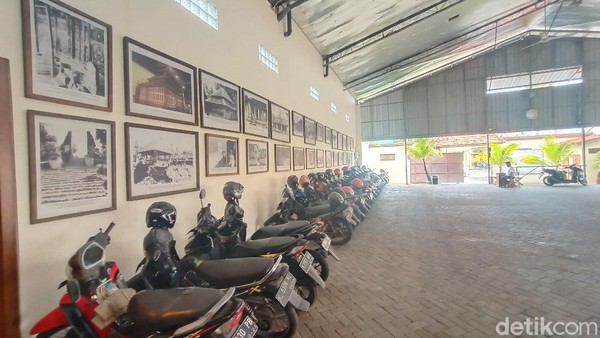 Di sana terdapat koleksi foto Menara Kudus tempo dulu. Paling tua terdapat foto tahun 1880. Peziarah yang datang pun bisa melihat - lihat koleksi foto Menara Kudus tempo dulu tersebut. (Dian Utoro Aji/detikTravel) Di sana terdapat koleksi foto Menara Kudus tempo dulu. Paling tua terdapat foto tahun 1880. Peziarah yang datang pun bisa melihat - lihat koleksi foto Menara Kudus tempo dulu tersebut. (Dian Utoro Aji/detikTravel)