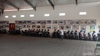 Koleksi foto ini sengaja diasang di lokasi parkir Menara Kudus dengan tujuan agar peziarah langsung bisa melihat Kudus tempo dulu. Tidak ada perawatan khusus. Hanya saja dibersihkan setiap waktu, karena banyak debu di lokasi parkir. (Dian Utoro Aji/detikTravel)