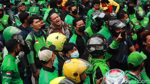 Massa driver ojek online (ojol) mendatangi markas Satpol PP Kota Bandung di Jalan Dalem Kaum, Rabu (3/3/2021) sore. Kedatangan mereka bermaksud untuk mencari keadilan terkait oknum petugas Satpol yang diduga memukul seorang driver ojol. Keributan dua belah pihak itu awalnya dipicu pencuri celana yang beraksi di sebuah mal.