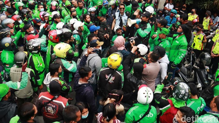 Massa driver ojek online (ojol) mendatangi markas Satpol PP Kota Bandung di Jalan Dalem Kaum, Rabu (3/3/2021) sore. Kedatangan mereka bermaksud untuk mencari keadilan terkait oknum petugas Satpol yang diduga memukul seorang driver ojol. Keributan dua belah pihak itu awalnya dipicu pencuri celana yang beraksi di sebuah mal.