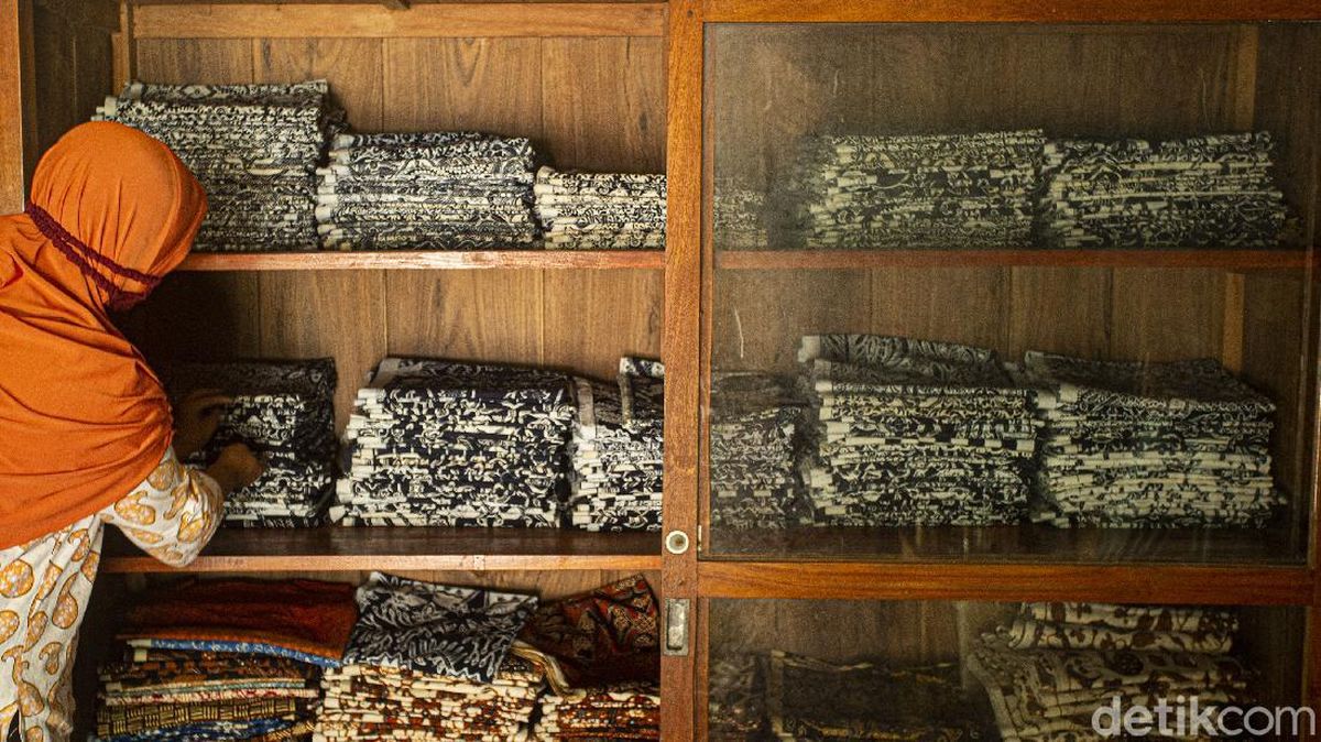 Batik yang menggunakan motif motif tradisional yang berasal dari dalam keraton disebut batik