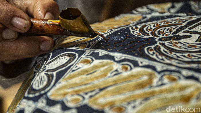 Batik tulis terutama batik gaya Mataraman/Yogyakarta berkembang tidak hanya di lingkungan atau dalam tembok keraton saja. Namun batik tulis dengan berbagai motif-motif tradisional/klasik itu justru banyak berkembang di luar tembok keraton.