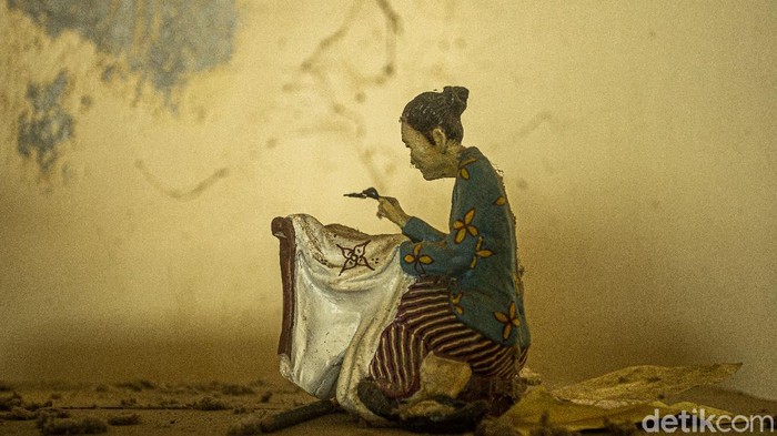 Melestarikan Batik di Kawasan Makam Raja Batik tulis terutama batik gaya Mataraman/Yogyakarta berkembang tidak hanya di lingkungan atau dalam tembok keraton saja. Namun batik tulis dengan berbagai motif-motif tradisional/klasik itu justru banyak berkembang di luar tembok keraton.