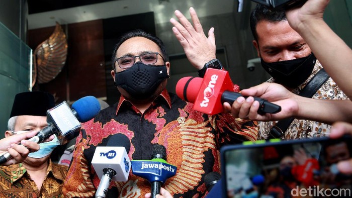 Menteri Agama Yaqut Cholil Qoumas berada di Gedung KPK, Jakarta, Rabu (3/3/2021) untuk bertemu pimpinan KPK. Menag diterima Ketua KPK Firli Bahuri didampingi Wakil Ketua Alexander Marwata, Nurul Ghufron dan Nawawi Pomolango. Pertemuan Menag dan KPK terkait  terkait pencegahan korupsi  di lingkungan Kemenag.   Menag juga menyampaikan pentingnya kerja sama pencegahan dan koordinasi supervisi dari KPK mengingat kerawanan dan potensi korupsi terkait tugas dan kewenangan Kemenag. Salah satunya terkait penyelenggaraan haji dan umroh.