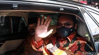 Yaqut melambaikan tangan dari dalam mobil sebelum meninggalkan gedung KPK. Plt Juru Bicara KPK Bidang Pencegahan, Ipi Maryati, mengatakan Yaqut hadir bersama sejumlah pejabat Kemenag. Yaqut dan rombongannya diterima oleh Ketua KPK Firli Bahuri, Wakil Ketua KPK Alexander Marwata, Nurul Ghufron, dan Nawawi Pomolango, serta jajaran di Kedeputian Pencegahan dan Monitoring.