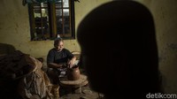 Pembuatan gerabah di sini dilakukan turun temurun, mulai dari kakek hingga cucu terus meneruskan ciri khas Kasongan.  