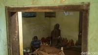 Tanahnya dibeli di pegunungan beli pasir dan tanah yg lembut digiling, pembuatan gerabah tersebut biasanya dilakukan di rumah lalu dibakar.  