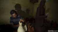 Di Kasongan, Bantul, tanah liat dibuat berbagai macam kerajinan seperti celengan, patung, vas bunga hingga hiasan ruangan lainnya.  