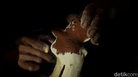Kasongan juga terkenal dengan gerabah tempel dan ukirannya.  