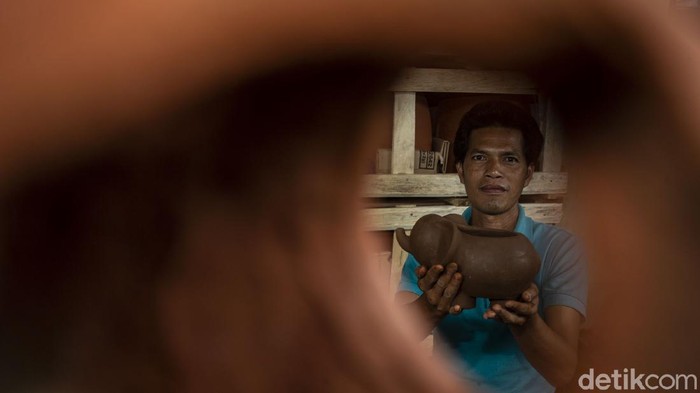Menilik Kerajinan Gerabah Kasongan di Bantul Kasongan terkenal sebagai sentra kerajinan gerabah atau keramik. Gerabah khas kasongan tidak hanya diminati di dalam negeri, tapi juga laku di pasar Asia dan Eropa.