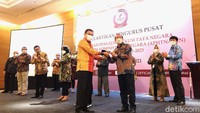 Mahfud Md duduk selaku Ketua Dewan Pembina AP HTN-HAN. Adapun Ketua Umum AP HTN-HAN yaitu Sekjen Mahkamah Konstitusi (MK) Guntur Hamzah, sedangkan Sekjen AP HTN-HAN yaitu Dekan FH Universitas Jember Bayu Dwi Anggono.