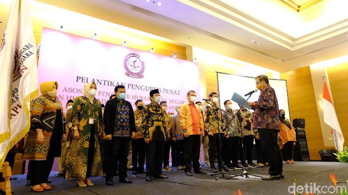 Menko Polhukam Lantik Pengurus Asosiasi 'Pendekar' Hukum Tata Negara Menko Polhukam Prof Mahfud Md melantik pengurus asosiasi 'pendekar' hukum tata negara-hukum administrasi negara periode 2021-2025. Para 'pendekar' itu berkumpul dalam wadah Asosiasi Pengajar Hukum Tata Negara/Hukum Administrasi Negara (AP HTN-HAN).