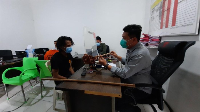 Seorang pria di Palembang ditangkap polisi karena mencuri ponsel tetangganya. Sebelum beraksi, pelaku mengkonsumsi sabu terlebih dahulu. (Prima/detikcom)