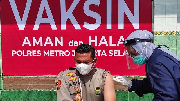Pelaksanaan vaksinasi COVID-19 di Polres Jaksel, Rabu (3/3/2021).