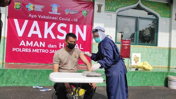 Pelaksanaan vaksinasi COVID-19 di Polres Jaksel, Rabu (3/3/2021).