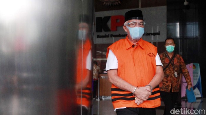 Pemeriksaan Bupati Nonaktif Banggai Laut Bupati nonaktif Banggai Laut, Sulawesi Tengah, Wenny Bukamo menuju mobil tahanan di Gedung KPK, Jakarta, Selasa (3/3/2021) usai menjalani pemeriksaan. Wenny Bukamo diperiksa KPK dalam perkara dugaan penerimaan suap pengadaan barang dan jasa di lingkungan Pemkab Banggai Laut Tahun Anggaran 2020.