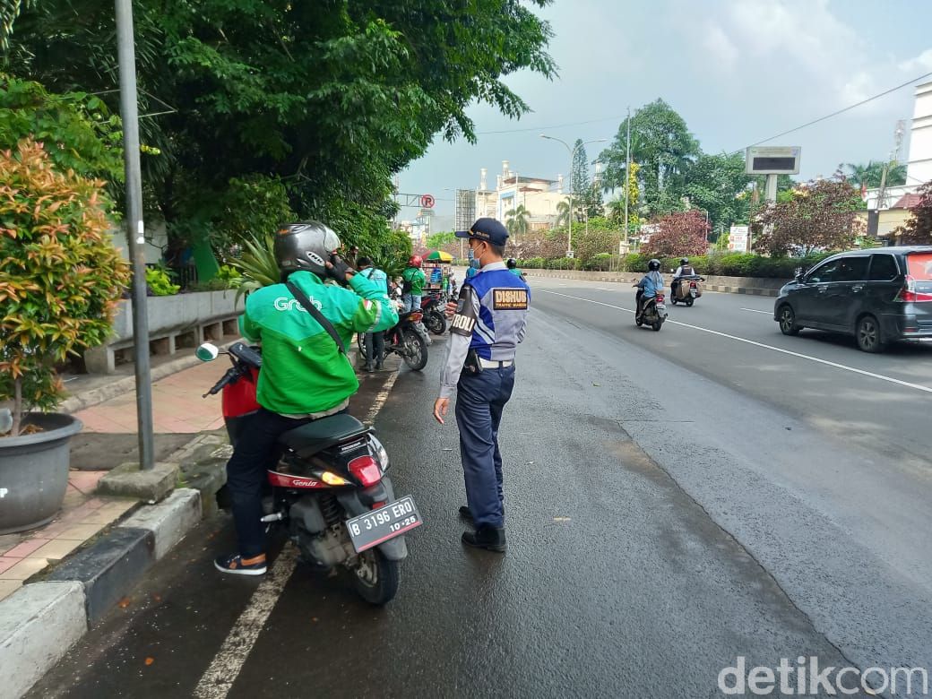 Penertiban JPO dekat Kantor Walko Depok serta Jl Margonda Raya oleh Dishub Depok. (Dok Dishub Depok)