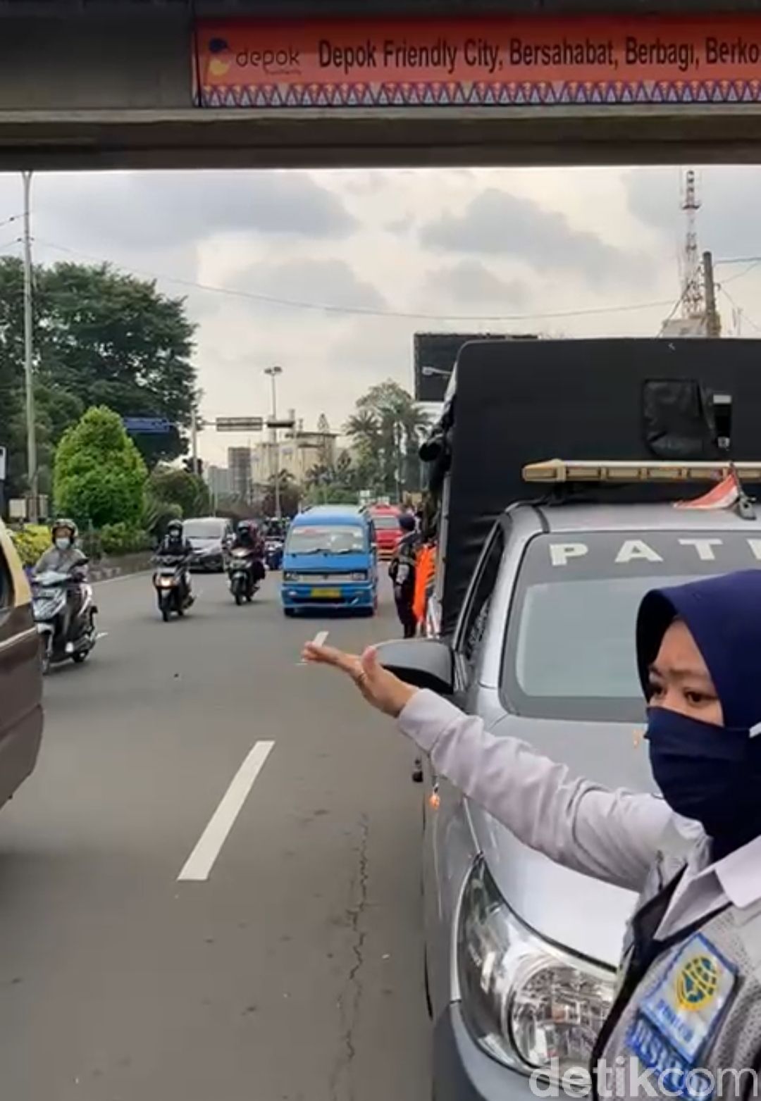 Penertiban JPO dekat Kantor Walko Depok serta Jl Margonda Raya oleh Dishub Depok. (Dok Dishub Depok)