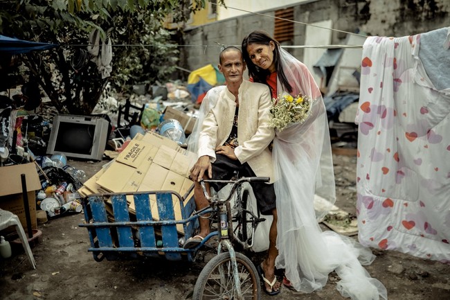 Tak sedikit netizen yang menyukai hasil foto-foto pernikahan Rommel dan Rosalyn. Walaupun hanya berlatar belakang sampah dan puing, namun hasil fotonya terlihat sangat bagus dan keren. Foto: Facebook/@rab4lovestudios