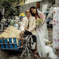 Tak sedikit netizen yang menyukai hasil foto-foto pernikahan Rommel dan Rosalyn. Walaupun hanya berlatar belakang sampah dan puing, namun hasil fotonya terlihat sangat bagus dan keren. Foto: Facebook/@rab4lovestudios