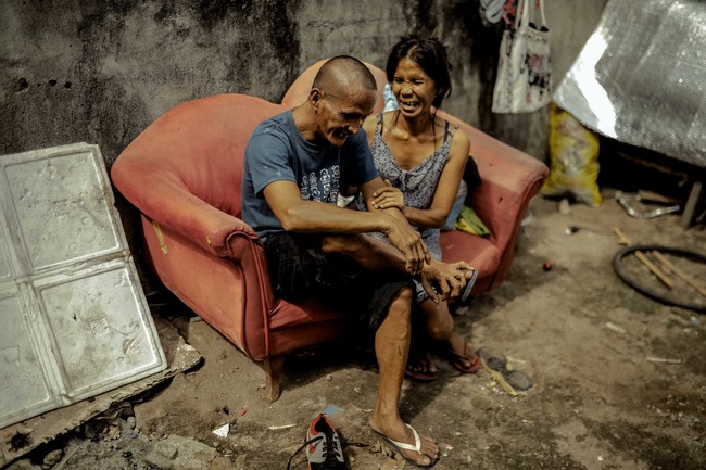 Akun Facebook Rab4Love membagikan foto-foto pernikahan Rommel dan Rosalyn ke Facebook. Tak lama setelah dibagikan, foto-foto tersebut langsung berhasil mencuri atensi dan menjadi viral. Hingga saat ini unggahannya itu telah dibagikan lebih dari 20 ribu kali dan mendapatkan 1,1 ribu komentar. Foto: Facebook/@rab4lovestudios