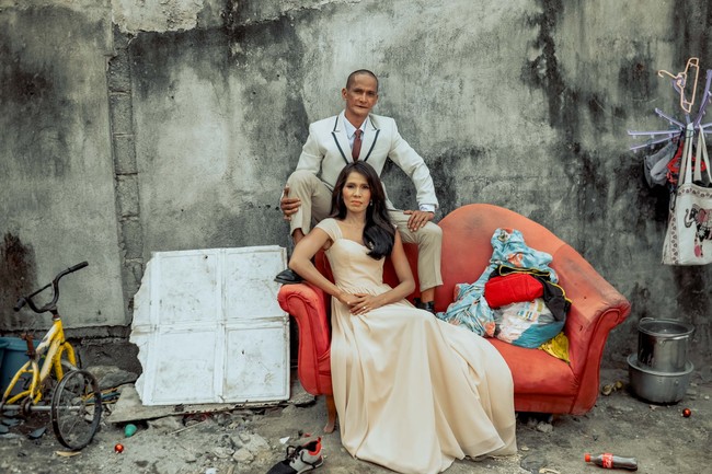 Richard dengan bantuan teman-temannya itu pun mulai mempersiapkan pernikahan untuk Rommel dan Rosalyn. Mereka mengatur sesi pemotretan bersama Rab4Love Studios. Hasil foto-fotonya itu pun dibagikan ke media sosial. Foto: Facebook/@rab4lovestudios