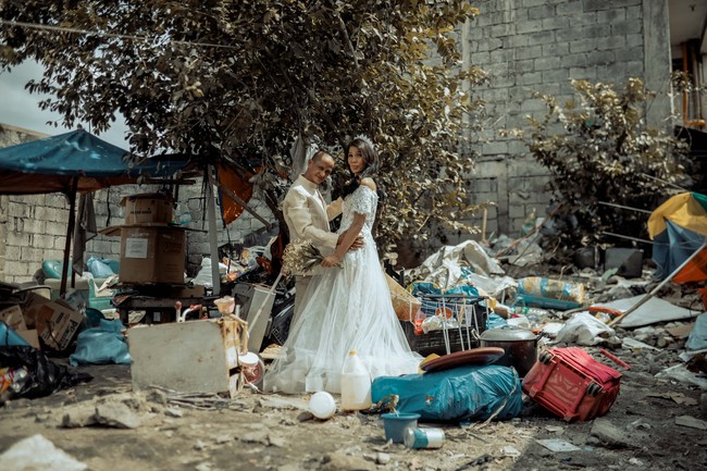 Richard merasa tersentuh setelah melihat dan mendengar kisah cinta Rommel dan Rosalyn. Dia pun langsung berencana untuk membiayai pernikahan keduanya di gereja. Foto: Facebook/@rab4lovestudios