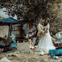 Richard merasa tersentuh setelah melihat dan mendengar kisah cinta Rommel dan Rosalyn. Dia pun langsung berencana untuk membiayai pernikahan keduanya di gereja. Foto: Facebook/@rab4lovestudios