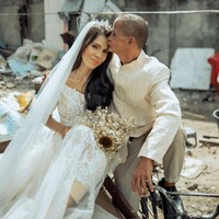 Seperti dikutip dari World of Buzz, pasangan asal Filipina itu memang telah lama mengimpikan bisa menikah secara layak. Impian mereka pun pada akhirnya bisa tercapai setelah keduanya bertemu dengan pemilik salon bernama Richard Strandz. Foto: Facebook/@rab4lovestudios