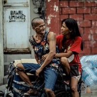 Selama ini Rommel dan Rosalyn mencukupi kebutuhannya dan keenam orang anaknya dengan mengumpulkan dan menjual barang-barang rongsokan. Suatu hari ketika keduanya sedang mengumpulkan plastik, mereka bertemu dengan Richard. Foto: Facebook/@rab4lovestudios