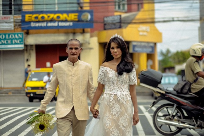 Dalam beberapa foto-foto yang dibagikan terlihat Rommel dan Rosalyn yang mengenakan busana pernikahan. Rosalyn tampak cantik dengan gaun pengantin model sabrina dan mahkota di atas kepalanya. Sedangkan Rommel terlihat gagah mengenakan setelan berwarna krem. Foto: Facebook/@rab4lovestudios