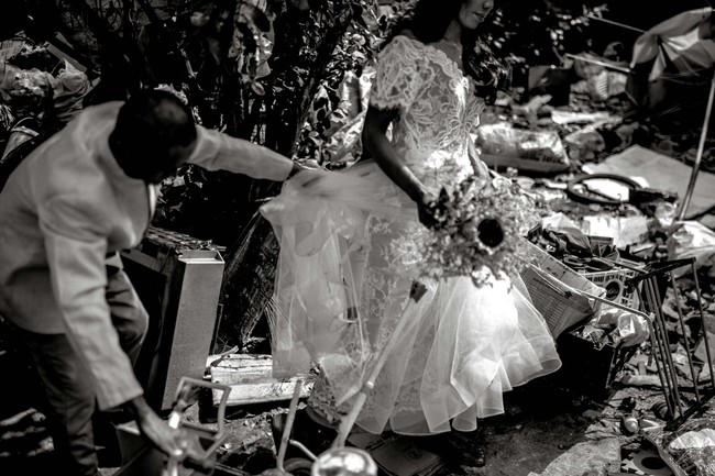 “Saya mengetahui tentang bagaimana keduanya telah hidup bersama selama lebih dari dua dekade tetapi tidak mampu melakukan pernikahan kecil. Saya tersentuh oleh kisah cinta mereka jadi saya menghubungi teman-teman saya yang memiliki bisnis perlengkapan pernikahan dan berpikir untuk mengejutkan mereka dengan sebuah pernikahan amal, jelas Richard. Foto: Facebook/@rab4lovestudios