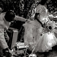 “Saya mengetahui tentang bagaimana keduanya telah hidup bersama selama lebih dari dua dekade tetapi tidak mampu melakukan pernikahan kecil. Saya tersentuh oleh kisah cinta mereka jadi saya menghubungi teman-teman saya yang memiliki bisnis perlengkapan pernikahan dan berpikir untuk mengejutkan mereka dengan sebuah pernikahan amal, jelas Richard. Foto: Facebook/@rab4lovestudios