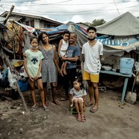 Ini adalah potret Rosalyn dan Rommel bersama anak-anak mereka. Keluarga tersebut tampak berpose di depan tempat tinggal mereka. Foto: Facebook/@rab4lovestudios