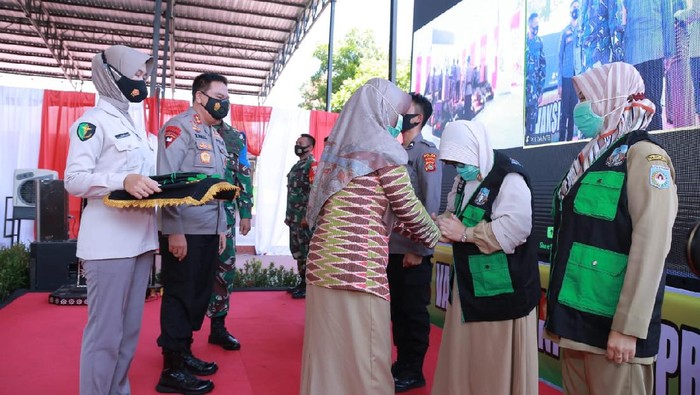 Pengkuhan Batalyon Vaksinator COVID-19 di NTB