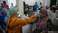 Untuk 250 orang lainnya, akan mengikuti vaksinasi gelombang kedua pada minggu depan.  