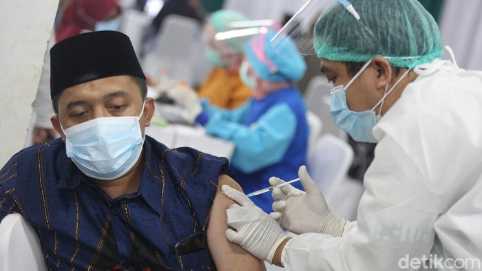 Pengurus MUI Jalani Vaksinasi COVID-19 Petugas menyuntikan vaksin Covid-19 untuk para ulama, dewan pimpinan, serta pengurus Majelis Ulama Indonesia (MUI) Pusat di Jakarta, Rabu (3/3/2021).