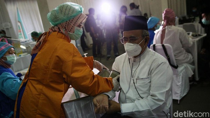 Pengurus MUI Jalani Vaksinasi COVID-19 Petugas menyuntikan vaksin Covid-19 untuk para ulama, dewan pimpinan, serta pengurus Majelis Ulama Indonesia (MUI) Pusat di Jakarta, Rabu (3/3/2021).