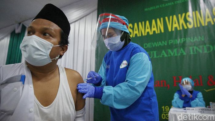 Petugas menyuntikan vaksin Covid-19 untuk para ulama, dewan pimpinan, serta pengurus Majelis Ulama Indonesia (MUI) Pusat di Jakarta, Rabu (3/3/2021).