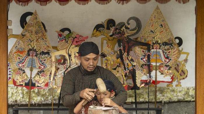 Perajin wayang kulit Imogiri Perajin wayang kulit Imogiri