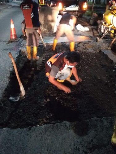 Perbaikan Jl I Gusti Ngurah Rai, 1 Maret 2021 malam. (Dok BMSDA Kota Bekasi)
