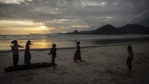 Pantai Selong Belanak jadi salah satu pantai yang tak boleh dilewatkan saat berkunjung ke Lombok Tengah, Nusa Tenggara Barat. Pantai Selong Belanak jadi salah satu pantai yang tak boleh dilewatkan saat berkunjung ke Lombok Tengah, Nusa Tenggara Barat.